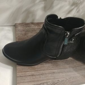 Unisa "Unpatsie" Black Booties Size 6M